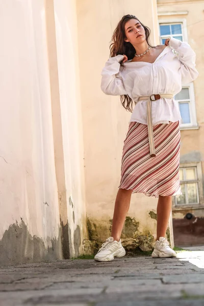 Jovem bela senhora vestindo uma camisa branca elegante.Retrato shoo — Fotografia de Stock