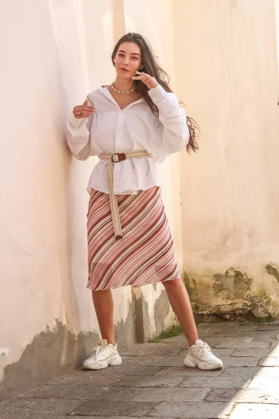 Jovem bela senhora vestindo uma camisa branca elegante.Retrato shoo — Fotografia de Stock