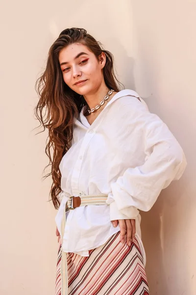 Jovem bela senhora vestindo uma camisa branca elegante.Retrato shoo — Fotografia de Stock