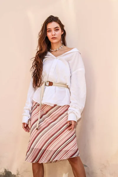 Joven hermosa dama con una camisa blanca con estilo. Retrato shoo — Foto de Stock