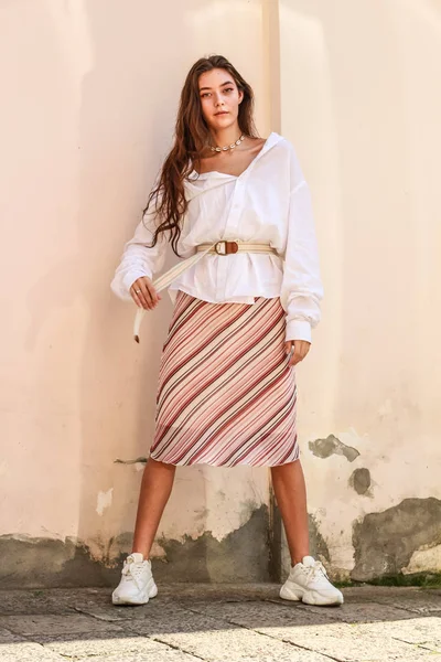 Jovem bela senhora vestindo uma camisa branca elegante.Retrato shoo — Fotografia de Stock