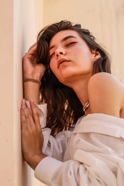 Jovem bela senhora vestindo uma camisa branca elegante.Retrato shoo — Fotografia de Stock