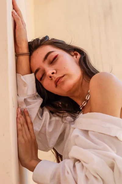 Jovem bela senhora vestindo uma camisa branca elegante.Retrato shoo — Fotografia de Stock