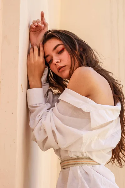 Jovem bela senhora vestindo uma camisa branca elegante.Retrato shoo — Fotografia de Stock