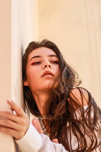 Şık beyaz gömlek giyen genç güzel bayan. Portre Shoo