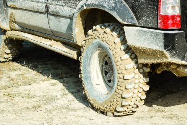 Off-road kirli araba tekerlekleri. Bataklık kauçuğu. Bataklıkta cip. Tria