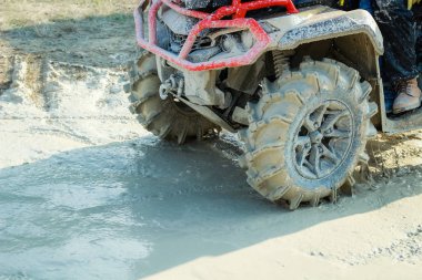 Off-road kirli araba tekerlekleri. Bataklık kauçuğu. Bataklıkta cip. Tria