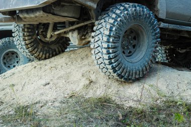 Off-road kirli araba tekerlekleri. Bataklık kauçuğu. Bataklıkta cip. Tria