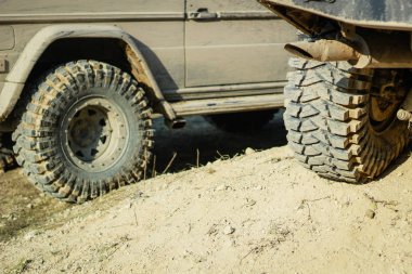 Off-road kirli araba tekerlekleri. Bataklık kauçuğu. Bataklıkta cip. Tria