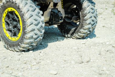 Off-road kirli Atv jantlar. Bataklık kauçuğu. Bataklıktaki sedan.