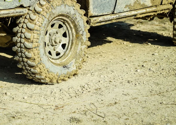 Ruedas de coches sucios todoterreno. Caucho del pantano. Jeep en el pantano. Tria. — Foto de Stock