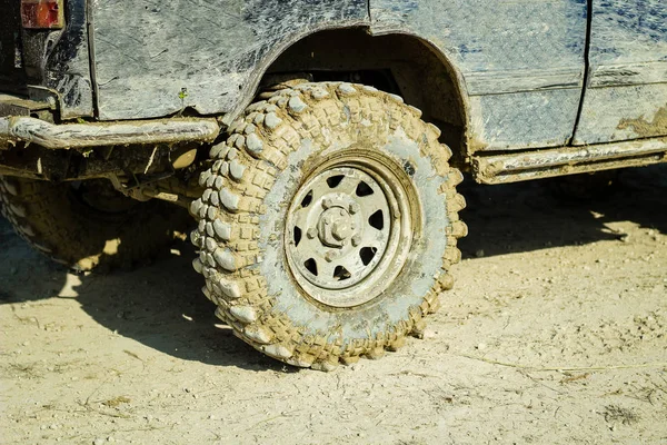 Rodas de carros sujos fora de estrada. Borracha de pântano. Jeep no pântano. Tria... — Fotografia de Stock