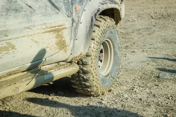 Rodas de carros sujos fora de estrada. Borracha de pântano. Jeep no pântano. Tria... — Fotografia de Stock