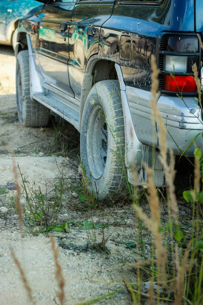 Rodas de carros sujos fora de estrada. Borracha de pântano. Jeep no pântano. Tria... — Fotografia de Stock