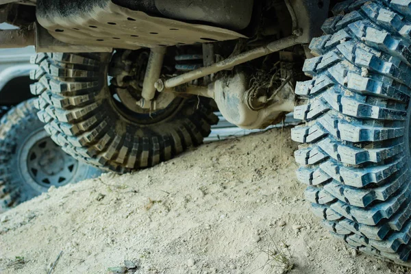 Off-Road vuile auto wielen. Moeras rubber. Jeep in het moeras. Tria — Stockfoto