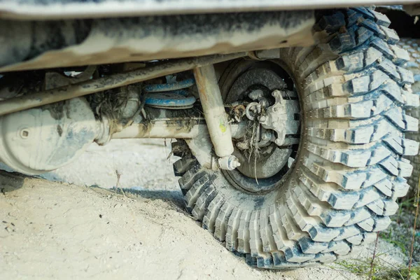 Off-road kirli araba tekerlekleri. Bataklık kauçuğu. Bataklıkta cip. Tria — Stok fotoğraf