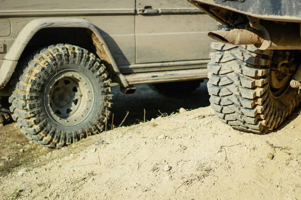 Rodas de carros sujos fora de estrada. Borracha de pântano. Jeep no pântano. Tria... — Fotografia de Stock