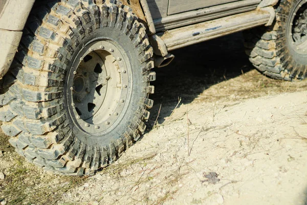 Off-road dirty car wheels. Swamp rubber. Jeep in the swamp. Tria — Stock Photo, Image