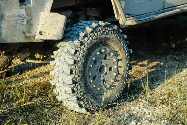 Rodas de carros sujos fora de estrada. Borracha de pântano. Jeep no pântano. Tria... — Fotografia de Stock