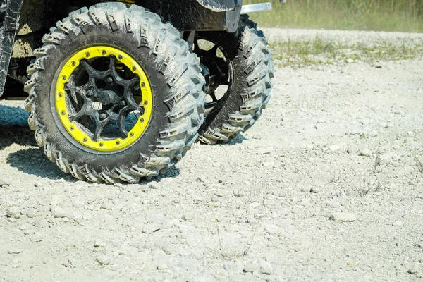 Rodas ATV sujas fora de estrada. Borracha de pântano. O sedan no pântano . — Fotografia de Stock