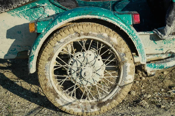 Schmutziges grünes altes Motorrad. Spitzrad. Motorrad mit Trolley — Stockfoto