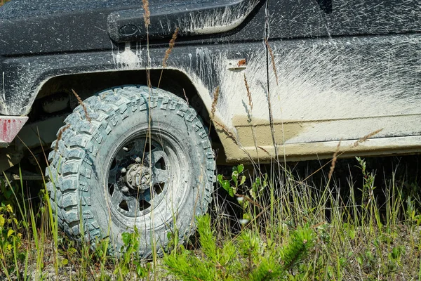 Roues de voiture sale hors route. Caoutchouc des marais. Jeep dans le marais. Tria — Photo