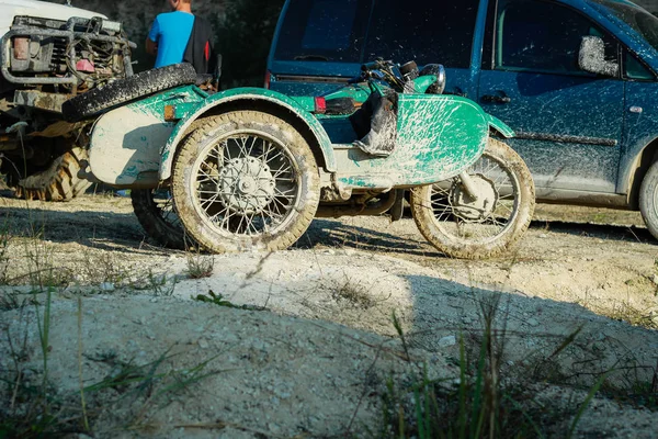 Vecchia moto verde sporco. Ruota degli spitz. Motociclo con carrello — Foto Stock