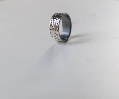 Bir mücevher ustası gümüş bir yüzük oluşturmak için çalışıyor