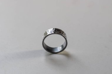 Bir mücevher ustası gümüş bir yüzük oluşturmak için çalışıyor