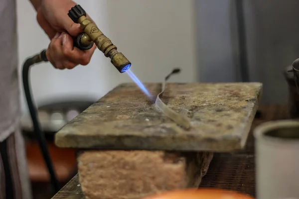 Un maestro di gioielli sta lavorando per creare un anello d'argento — Foto Stock