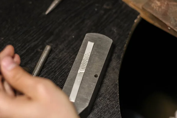 Ein Schmuckmeister arbeitet an einem Silberring — Stockfoto