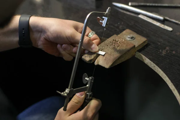 Ein Schmuckmeister arbeitet an einem Silberring — Stockfoto