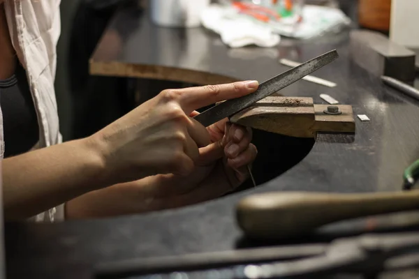 Um mestre de jóias está trabalhando para criar um anel de prata — Fotografia de Stock