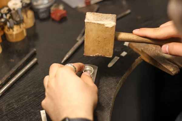 Um mestre de jóias está trabalhando para criar um anel de prata — Fotografia de Stock