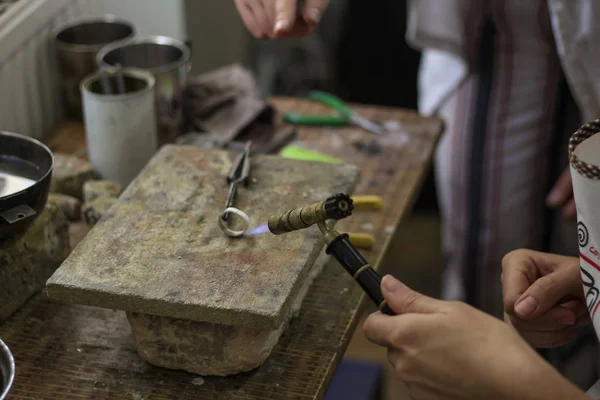 Een sieraden meester werkt aan het creëren van een zilveren ring — Stockfoto