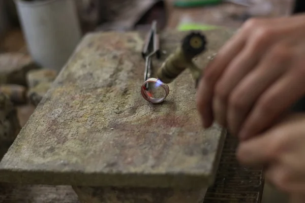 Un maestro di gioielli sta lavorando per creare un anello d'argento — Foto Stock