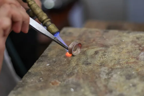Un maestro di gioielli sta lavorando per creare un anello d'argento — Foto Stock