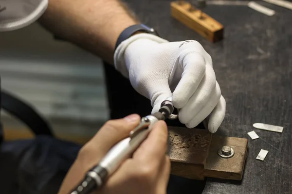 Ένας δάσκαλος κοσμημάτων δουλεύει για να δημιουργήσει ένα ασημένιο δαχτυλίδι. — Φωτογραφία Αρχείου