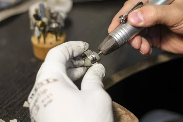 Egy ékszer mester azon dolgozik, hogy hozzon létre egy ezüst gyűrű — Stock Fotó