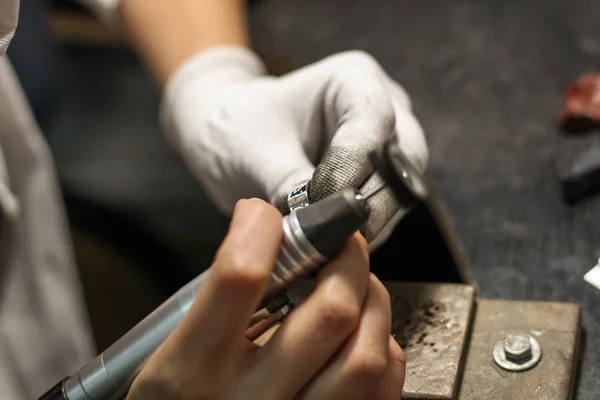 Un maestro di gioielli sta lavorando per creare un anello d'argento — Foto Stock