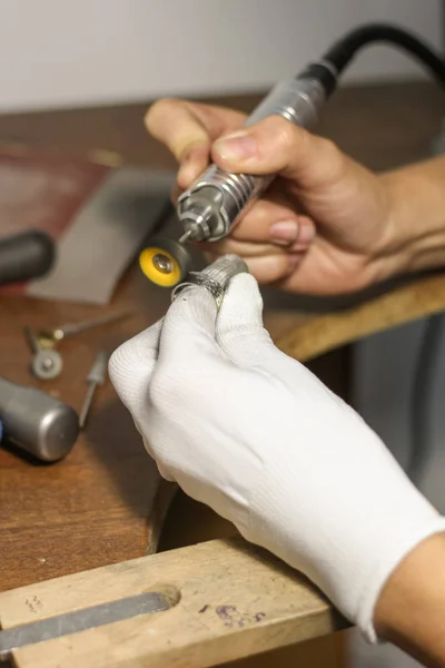 Ein Schmuckmeister arbeitet an einem Silberring — Stockfoto