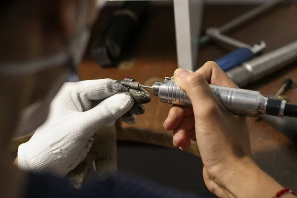 Un maestro di gioielli sta lavorando per creare un anello d'argento — Foto Stock