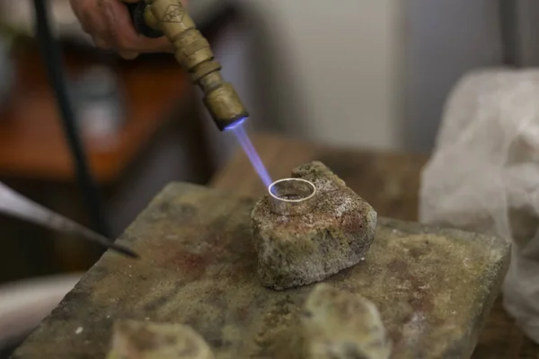 Un maestro di gioielli sta lavorando per creare un anello d'argento — Foto Stock