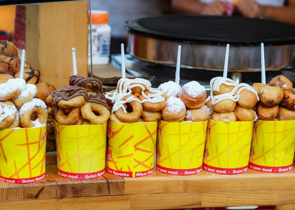 Mini rosquillas con chocolate. Comida callejera en Bulgaria. Galletas en — Foto de Stock