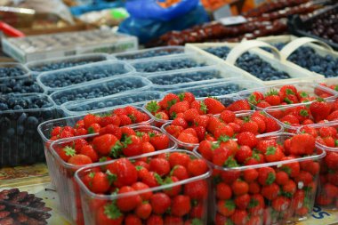 Pazar. Çilek. Satış. Yaban mersini ve çilek. Ahududu,