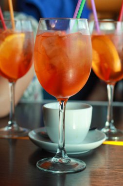 Şehre bakan serin Aperol kokteyli. Vilnius Panoraması. 