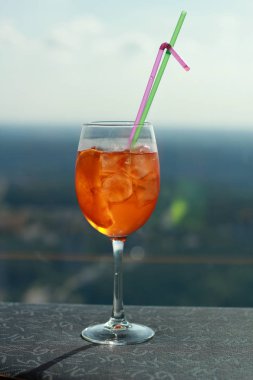 Şehre bakan serin Aperol kokteyli. Vilnius Panoraması. 