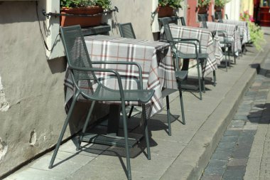 Kafenin yanındaki sokaktaki masalar. Dış. Vilnius Litvanya