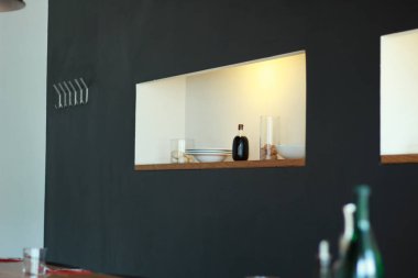 Kafenin modern iç mekanı, retsoran. Siyah beyaz. Modern ki