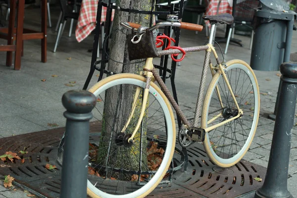 Tables dans la rue près du café. Extérieur. Vilnius Lituanie . — Photo